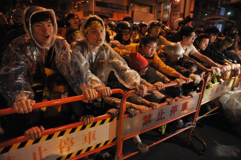 台灣反核民眾包圍立法院 與警爆衝突