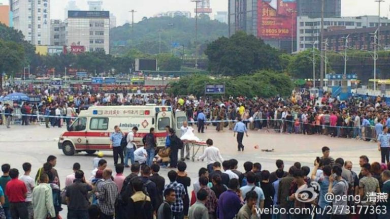 廣州火車站4男持刀砍人 目擊者：很多血