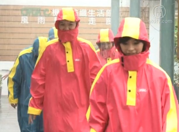 紡織廠公益雨衣 陪受挫朋友迎風雨