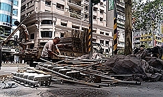 起大風！雙北鷹架招牌路樹倒塌 3學生受傷