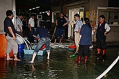 雨又急又快 桃機行李處理場淹水