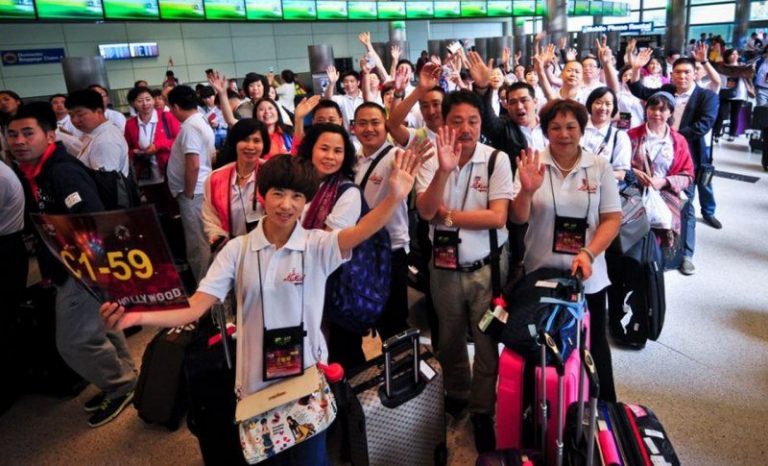 近7千人70餘航班  史上最大中國旅遊團抵美