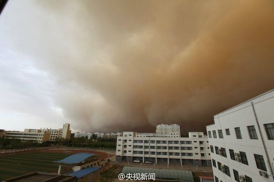 特強沙塵暴席捲酒泉 酷似高牆遮天蔽日
