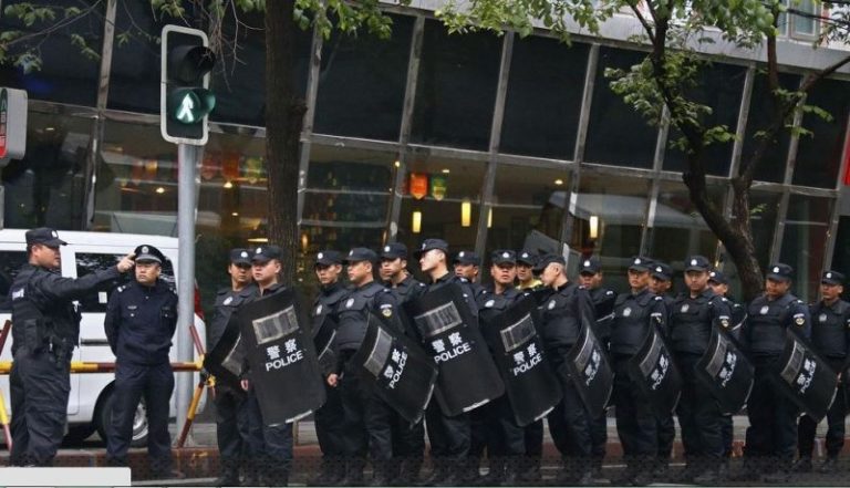 新疆安檢大升級 傳烏市「滿街軍警」