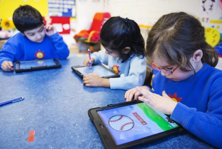 9大科技產品危害解讀：iPad導致頸肩疼痛