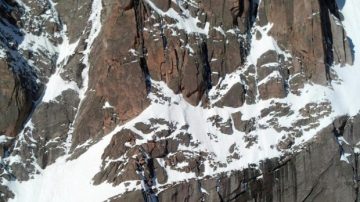 登山爱好者被困雪山一夜 九死一生