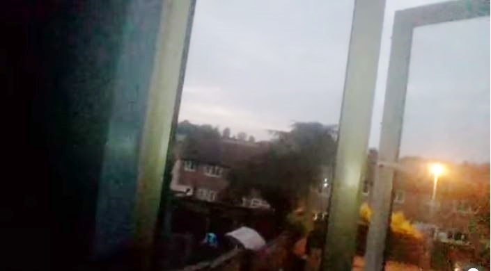 火龍？UFO？ 英國驚現跳舞火球