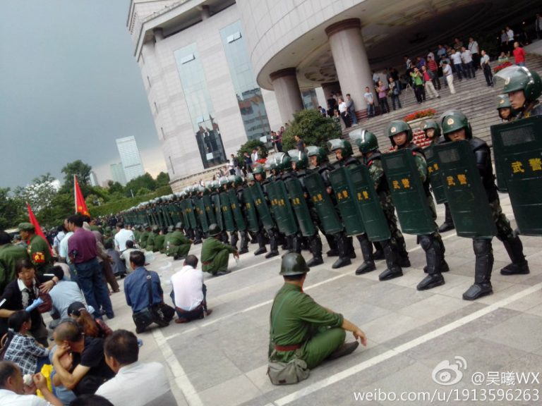 上萬老兵上訪雲南人大受阻