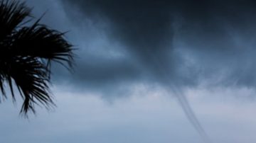 烏雲吞噬 東港大鵬灣出現水龍捲