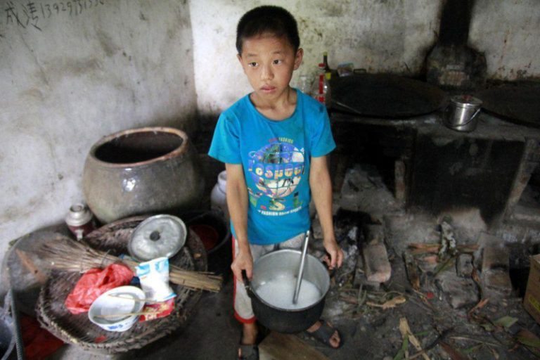 11歲孤兒廟中獨活 熬白粥度日渴望尊嚴