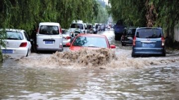 北京遭雷電暴雨襲擊 凌晨雷電逾6千次