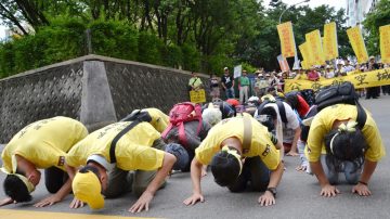 民眾六步一跪 表達反對航空城炒作