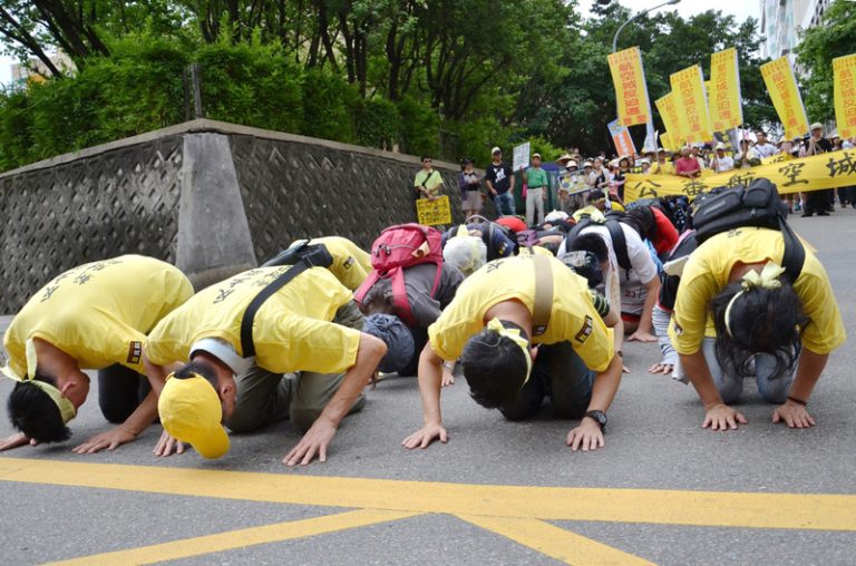 民眾六步一跪 表達反對航空城炒作