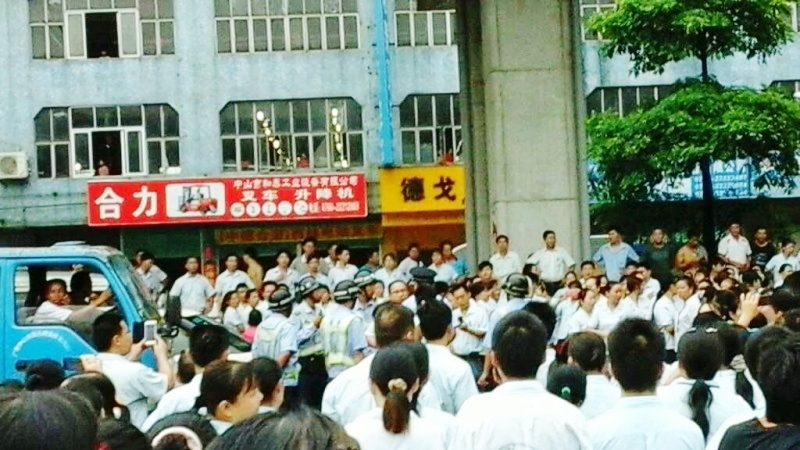 广东中山6000人冲上国道抗议 大批警察出动