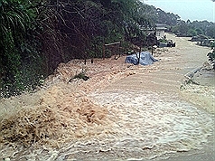 午后大豪雨 台铁北回路基流失 估深夜抢通