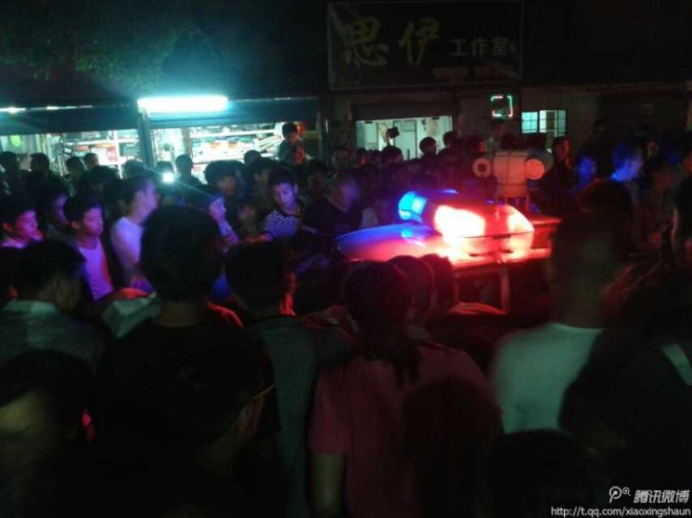 浙江警察毆打賣藝盲人引眾怒 數百人圍堵(視頻)