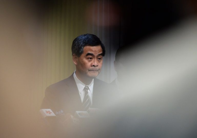 梁振英離港三日 傳接到指示