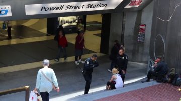 湾区捷运Powell街站新禁令 禁睡禁躺