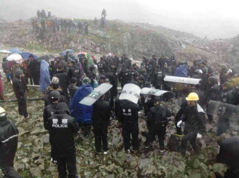 雲南藏民阻擋神山開礦被兩百警鎮壓(視頻)