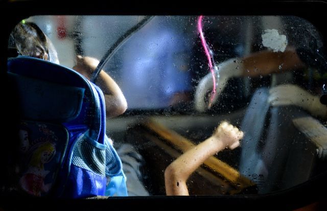 湖南超載校車落水11死 車窗驚現小手臂