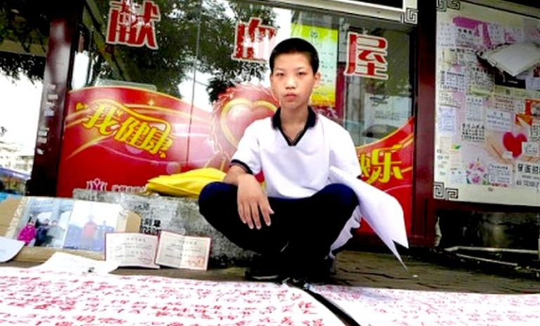 懂事得讓人心疼：男孩街頭求職 籌錢救血癌妹