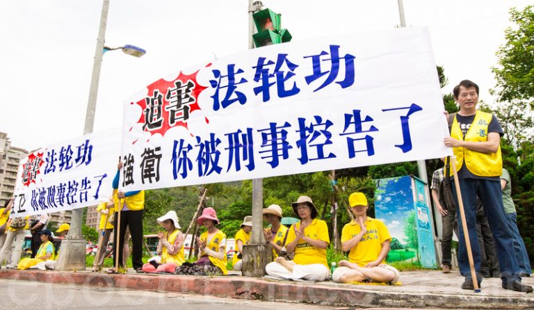 迫害法輪功挨告 強衛慌張躲媒體