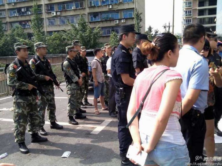 湖南懷化討薪員工遭持衝鋒槍武警毆打