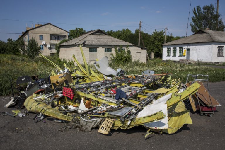 馬航墜機地再現大量屍塊 澳擬派兵護屍