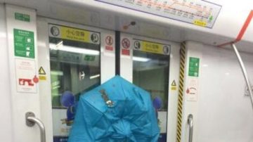 地鐵趕不上？陸妹用雨傘「卡車門」