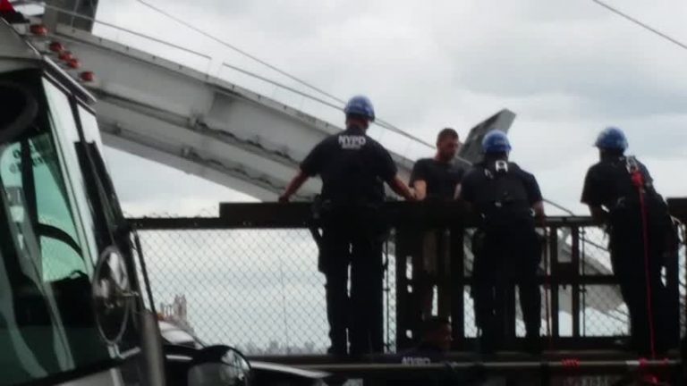男子試圖跳皇后大橋 警方及時趕到