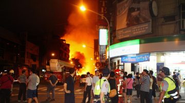 直擊高雄瓦斯大爆炸 火光沖天 路面翻騰