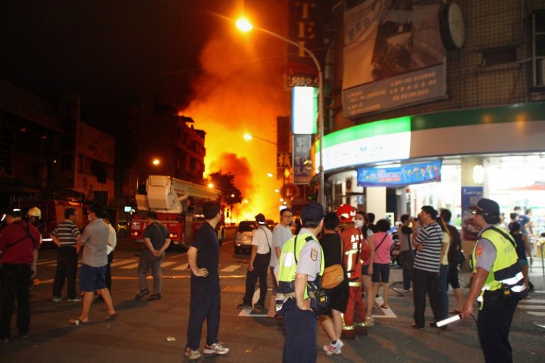 直擊高雄瓦斯大爆炸 火光沖天 路面翻騰
