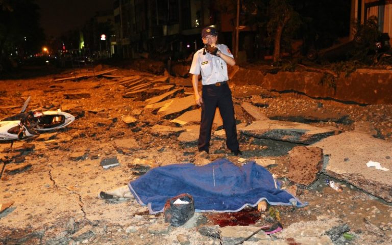 面積太大傷亡太慘 高雄民眾災區自救