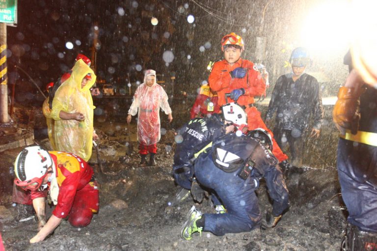 現場飄雨救援更艱 凱旋路淹水怪手難為