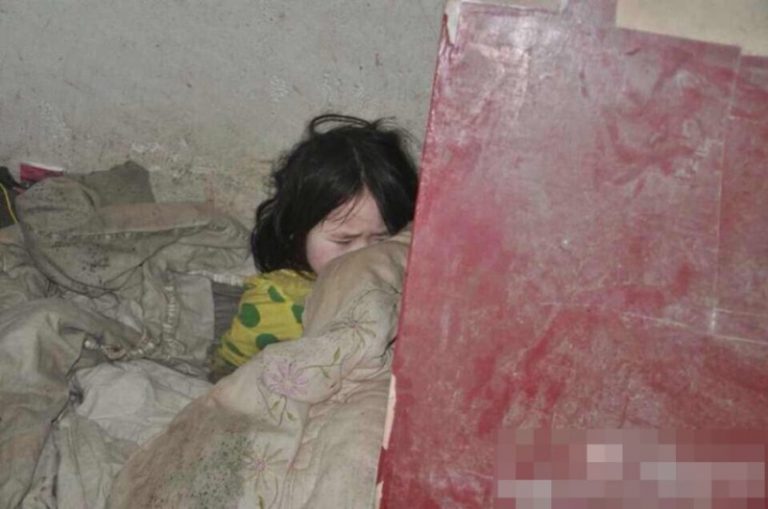 遭生母遺棄 小女孩撿垃圾吃霉饅頭度日　