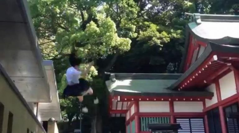 美少女忍者 飛簷走壁翻觔斗「跑酷」