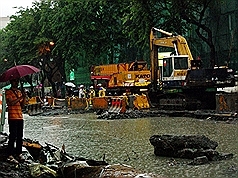 超大豪雨警报 高雄市13日停班停课