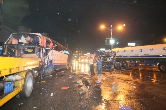 化槽车撞交通车 石化业成标靶