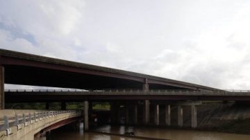 底特律豪雨成災 上千車輛被困水中