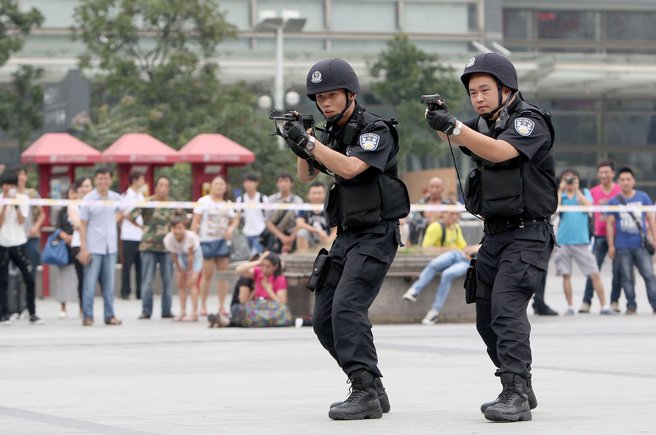 上海铁警演习处置恐怖砍杀 笑容灿烂遭奚落（组图）