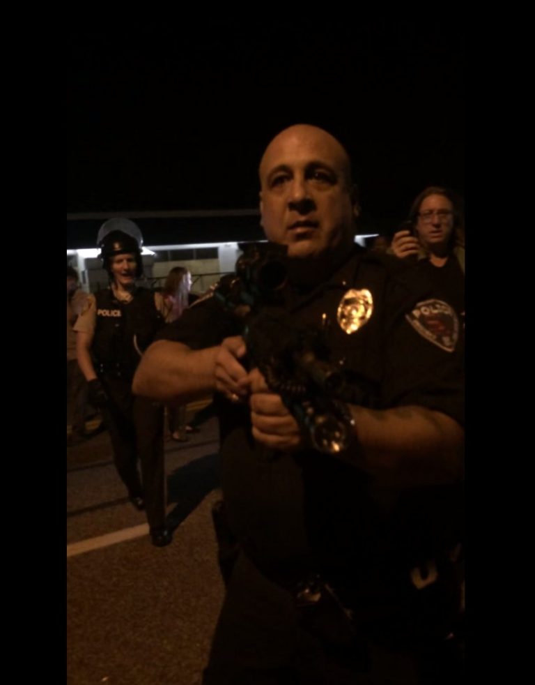 用槍威脅示威者 美警察遭無限期停職