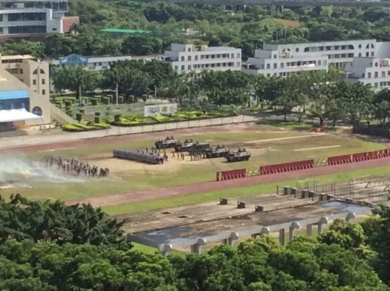 傳驻港部隊深圳秘密演习 出動装甲车催泪弹欲鎮壓(組图)