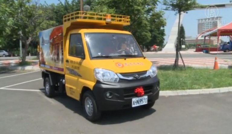 迷你環保車 鹿港老街穿梭自如