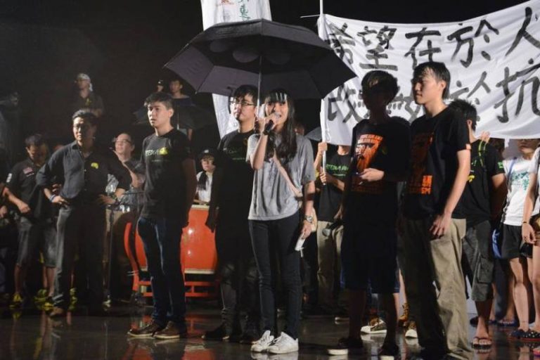 5千港人風雨中高歌《海闊天空》