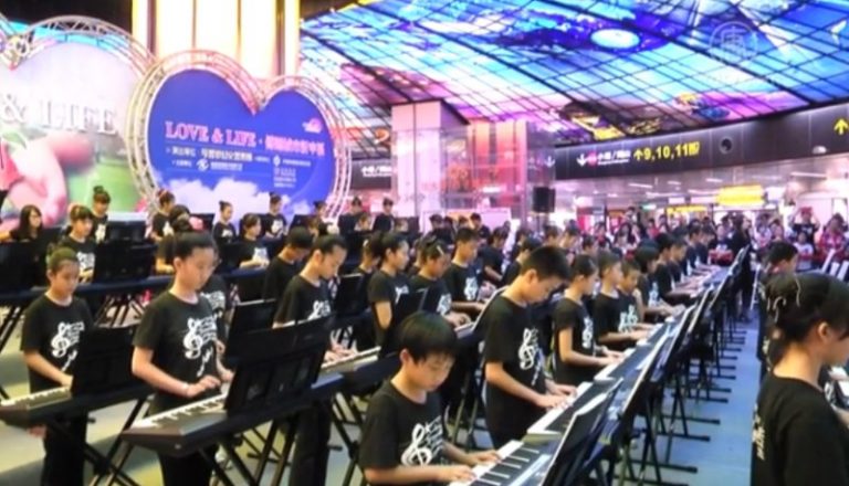 百人傳情 千指聯彈 共譜穹頂之樂