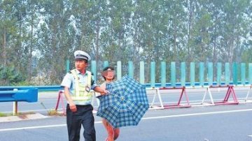 河南高速公路一女子裸奔引眾人減速觀望