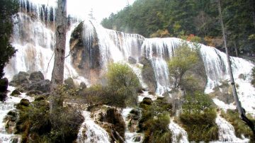 多家知名景区门票涨价 “乘节打劫”成潜规则