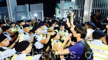 港学生占领公民广场 召集人黄之锋被捕