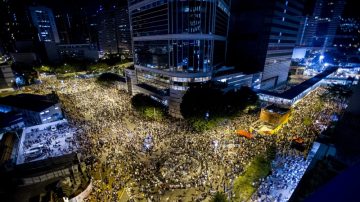 6萬港人深夜吶喊：打倒共產黨 中南海心驚膽戰？(組圖)