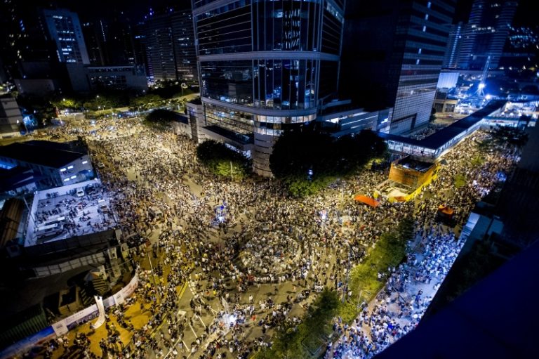 6萬港人深夜吶喊：打倒共產黨 中南海心驚膽戰？(組圖)
